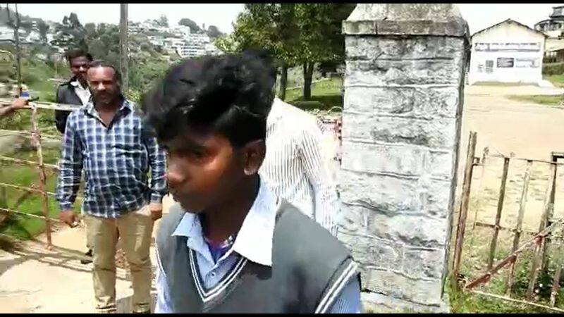 12th standard student paid funeral respect to his father after writing public exam in dindigul