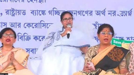 Ram Navami violence: BJP's Smriti Irani slams Mamata Banerjee for giving 'clean chit' to stone pelters AJR Ram Navami violence: BJP's Smriti Irani slams Mamata Banerjee for giving 'clean chit' to stone pelters AJR