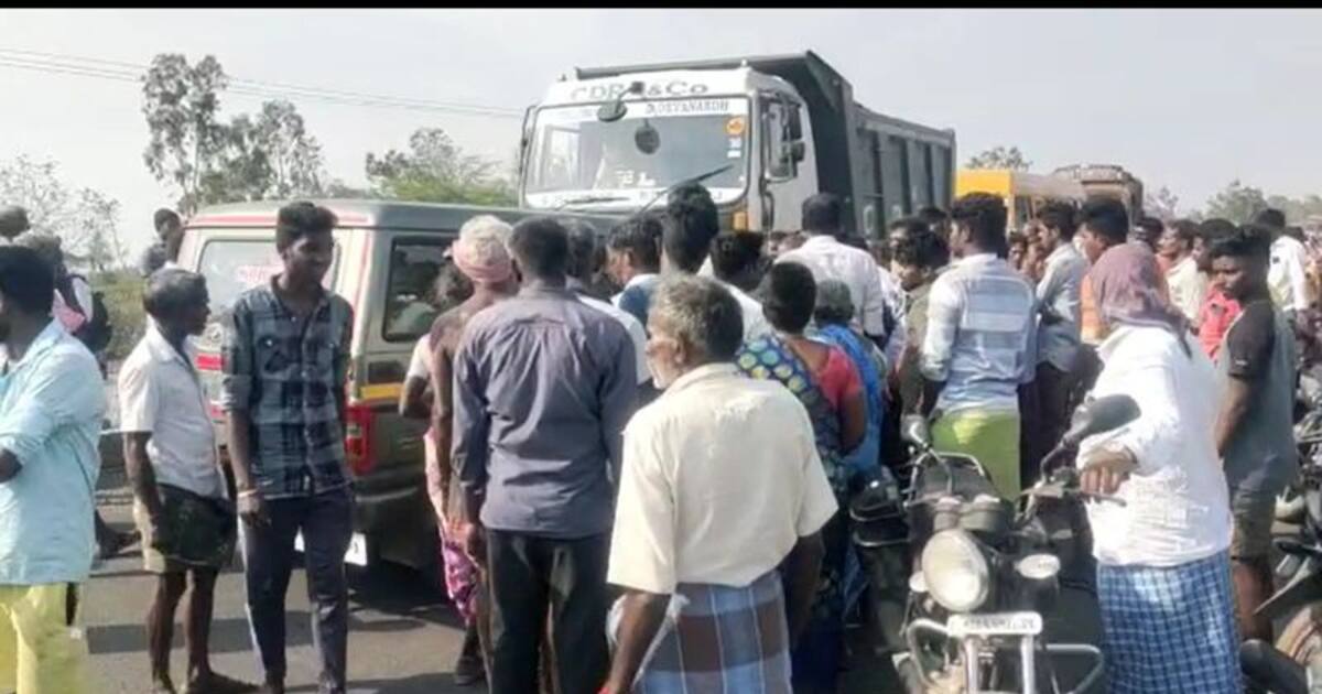 சாலை ஓரமாக நடந்து சென்றவர் வாகனம் மோதி சம்பவ இடத்திலேயே பலி; பொதுமக்கள் போராட்டம்