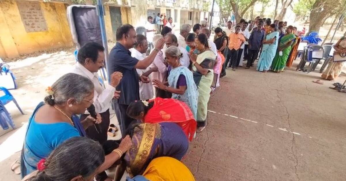 38 ஆண்களுக்கு பின்னர் ஒன்றிணைந்து ஆசிரியருக்கு நன்றிக்கடன் செலுத்திய முன்னாள் மாணவர்கள்