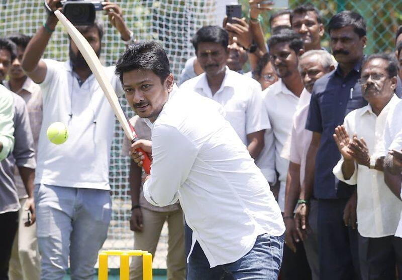 indian spinner ashwin and minister udhayanidhi stalin teach about cricket in chennai government school students