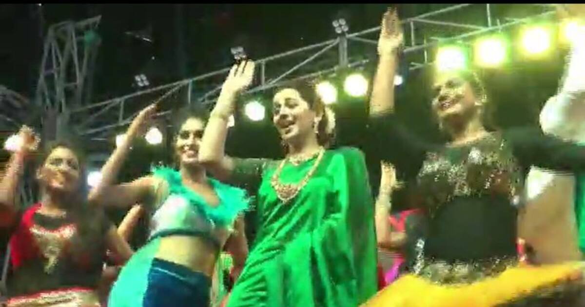 சேலத்தில் கலை நிகழ்ச்சியில் குத்தாட்டம் போட்டி நடிகை நிக்கி கல்ராணி