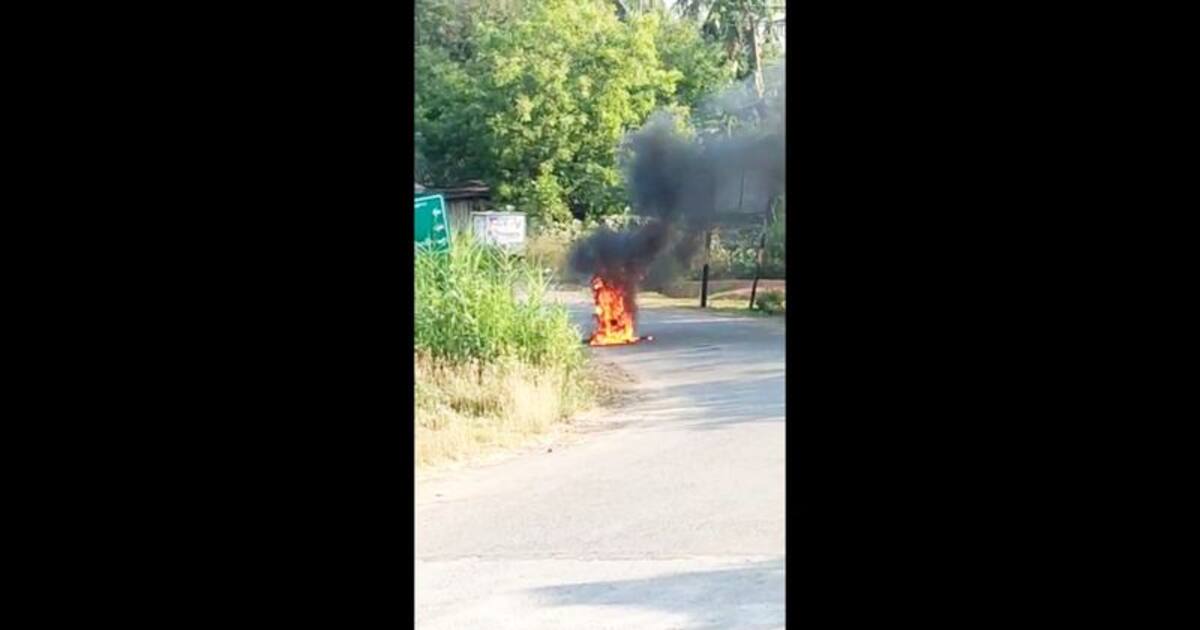 மது வாங்க செல்லும் போது பாதியில் பழுதான இருசக்கர வாகனத்தை தீ வைத்து கொளுத்திய குடிமகன்