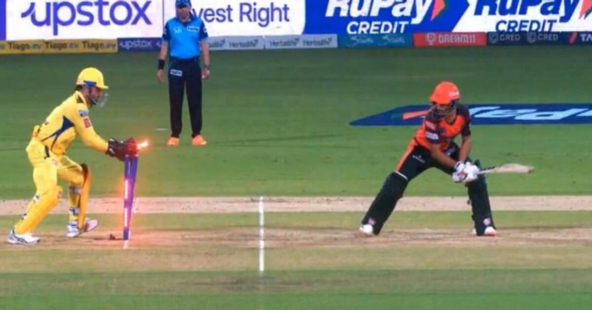 இவரால் தான் இப்படியெல்லாம் செய்ய முடியும்: ஒரே போட்டியில் கேட்ச், ஸ்டெம்பிங், ரன் அவுட்;சாதனை படைத்த தோனி!