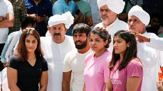 Naresh Tikait calls Delhi borders gherao protest to cut milk vegetable supply to Delhi if Govt reject wrestlers demand ckm Naresh Tikait calls Delhi borders gherao protest to cut milk vegetable supply to Delhi if Govt reject wrestlers demand ckm