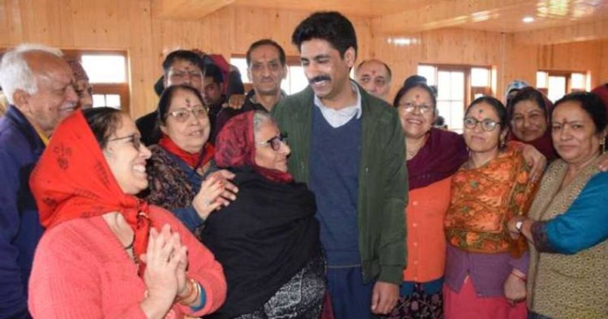 30 ஆண்டுகளாக நடத்தப்படாத விழா..காஷ்மீர் இந்து கோவிலில் வழிபட்ட  முஸ்லீம் போலீஸ் அதிகாரி - நெகிழ்ச்சி சம்பவம்