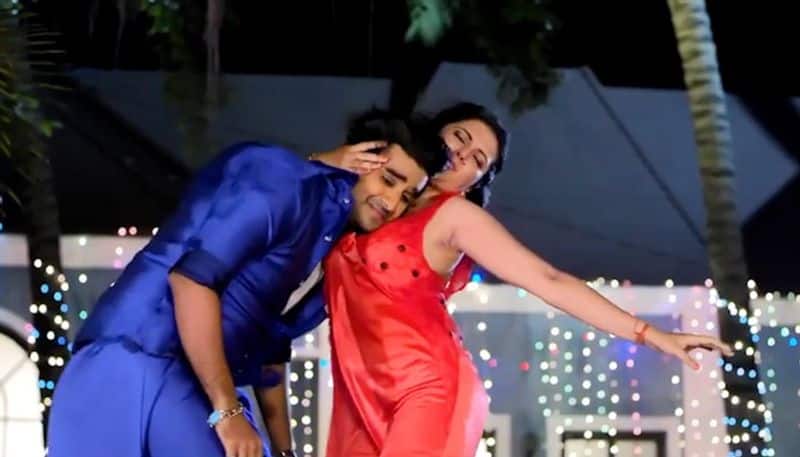 Mani Bhattacharya SEXY video: Bhojpuri actress, Pradeep Pandey's BOLD song  'Leke Sutela Takiyawa' goes viral