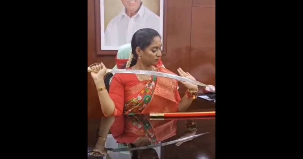 பாகுபலி அனுஷ்கா பாணியில் வாளின் கூர்மையை பரிசோதித்த பெண் அமைச்சரின் வீடியோ வைரல்