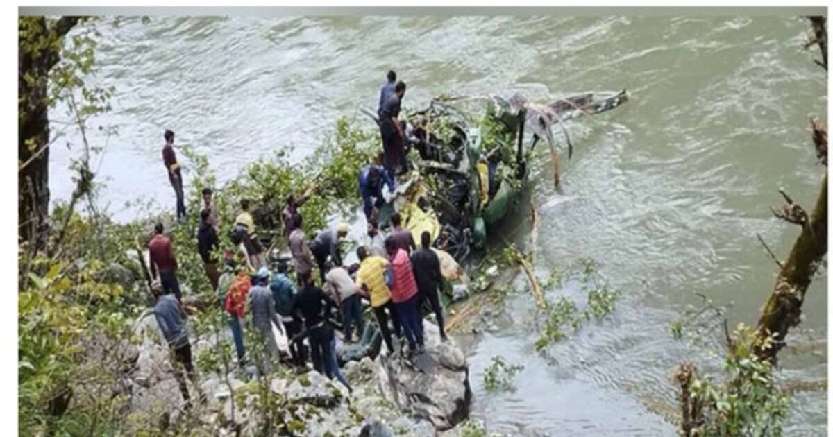 Army helicopter crashes: இந்திய ராணுவ ஹெலிகாப்டர் ஆற்றில் விழுந்து விபத்து.. ஒருவர் பலி.. 2 பேர் படுகாயம்..!