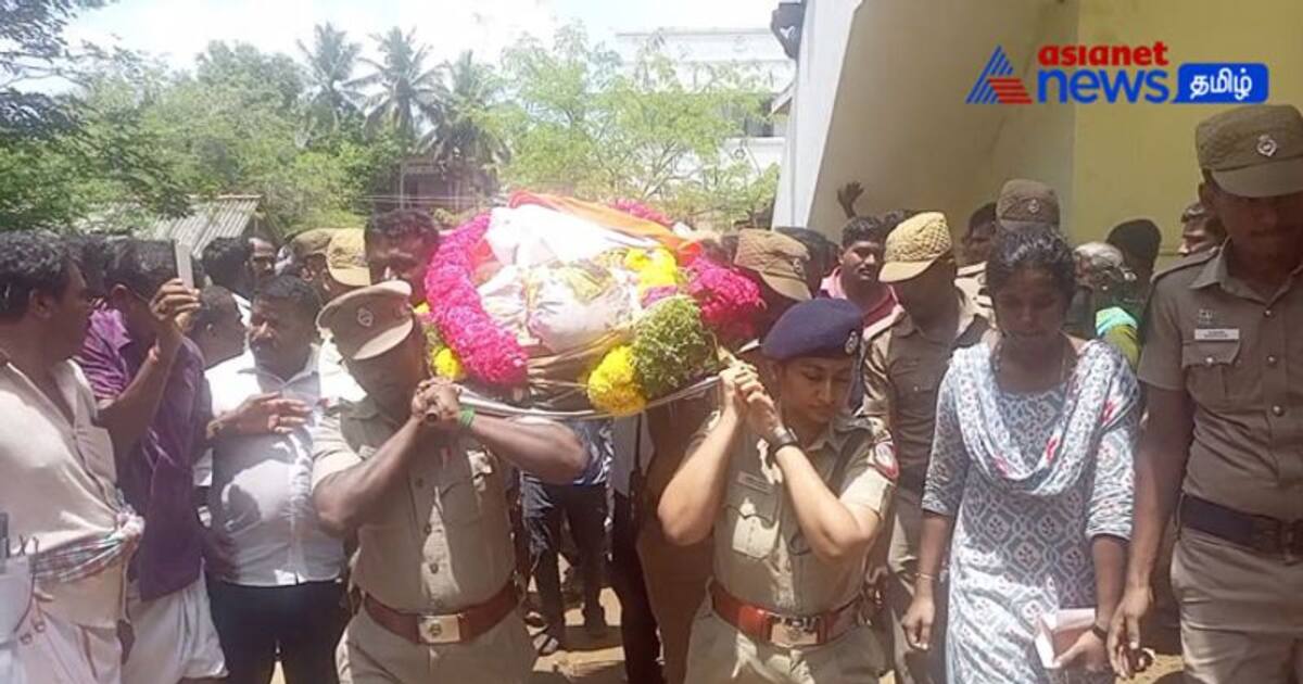 மஞ்சுவிரட்டில் மாடு குத்தி இறந்த காவலர்! இறுதி ஊர்வலத்தில் உடலை ஏந்தி சென்ற மாவட்ட எஸ்பி வந்திதா பாண்டே!