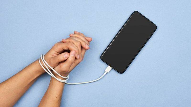 3 Out Of 4 Smartphone Users In India Suffering From Nomophobia: says oppo survey