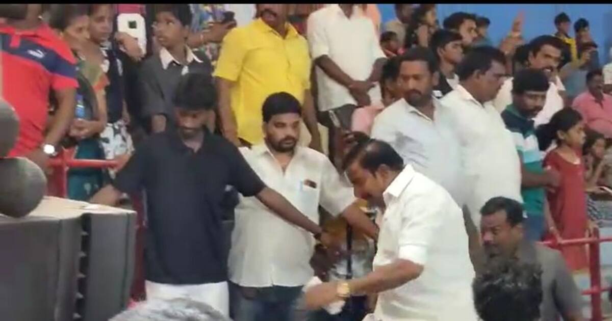 நிகழ்ச்சி ஒன்றில் பங்கேற்பதற்காக மேடை ஏறும்போது நிலை தடுமாறி கீழே விழுந்த அமைச்சர் நேரு