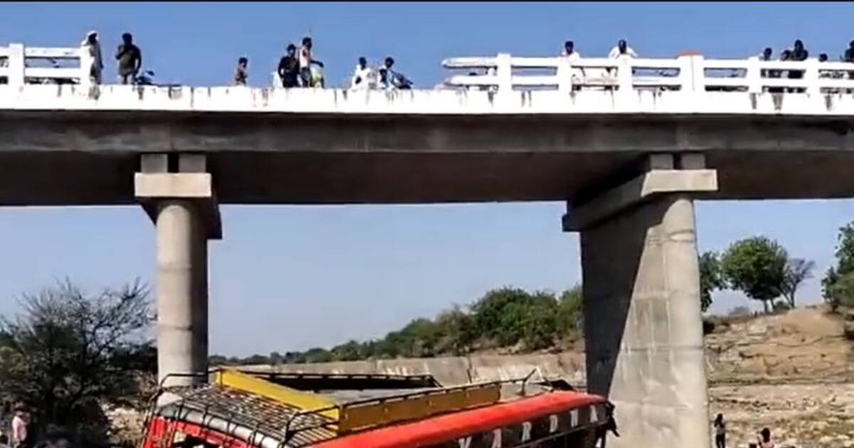 ம.பி.யில் பேருந்து விபத்தில் 15 பேர் பலி; பாலத்தில் இருந்து கீழே விழுந்து நொறுங்கியது