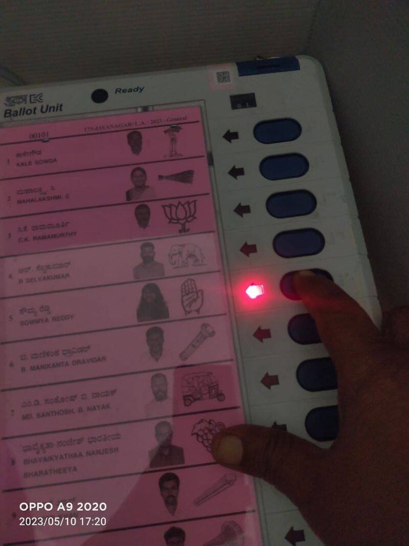 Karnataka elections 2023 Violation of rules of secret voting photo and Video viral sat
