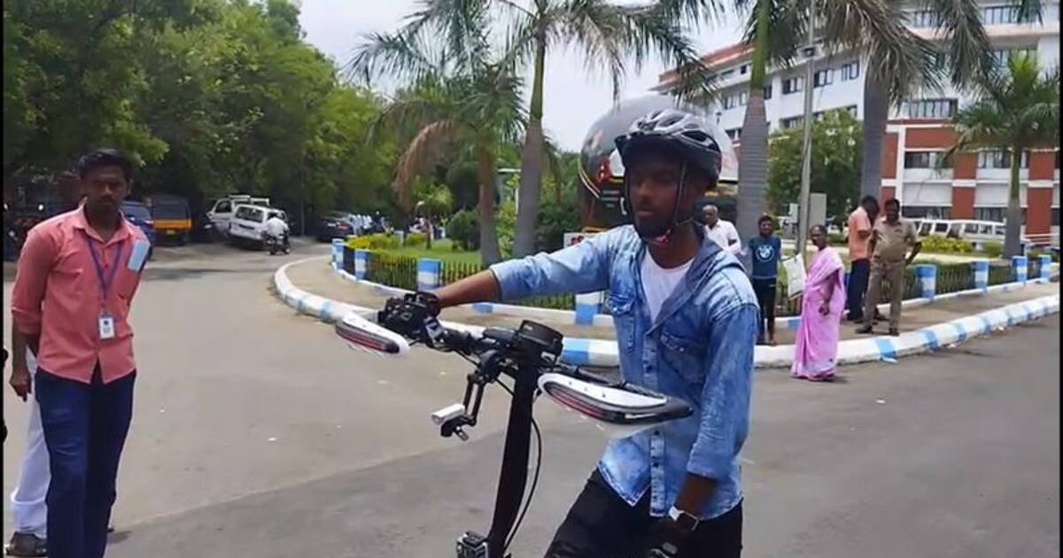 2 மணி நேரம் சார்ஜ் செய்தால் போதும் 60 கி.மீ. ஓடும் ஸ்கூட்டரை தயாரித்து சேலம் மாணவர் அசத்தல்