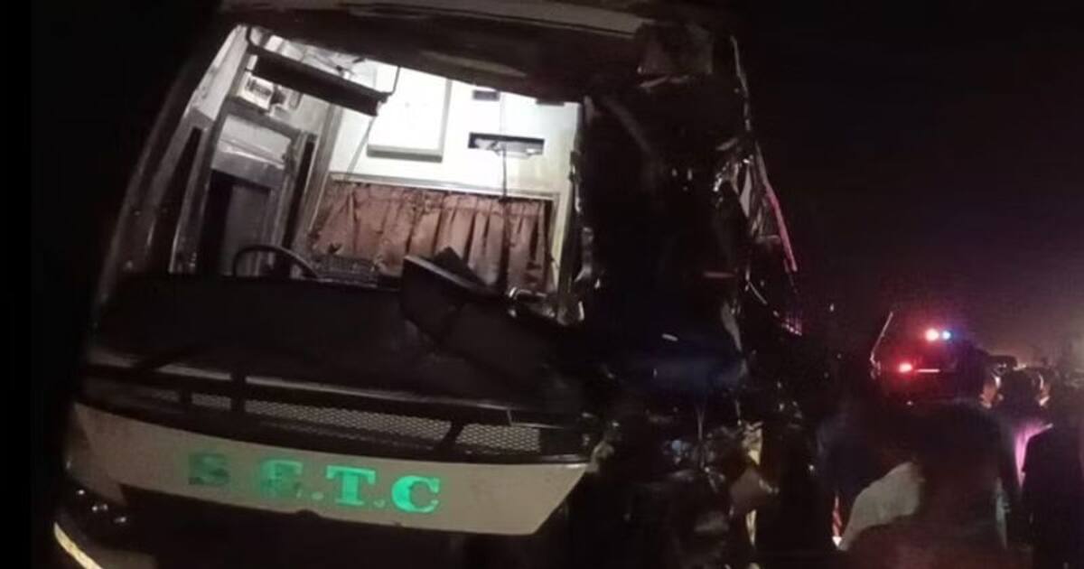 டேங்கர் லாரி மீது அரசு சொகுசு பேருந்து மோதல்.. எதிரில் பைக்கில் வந்தவர்கள் உள்ளிட்ட 4 பேர் பலி..!