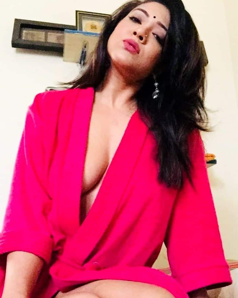 Ritu Parna Sen (Rii) BOLD photos: Bengali actress flaunts cleavage, curves  on Instagram