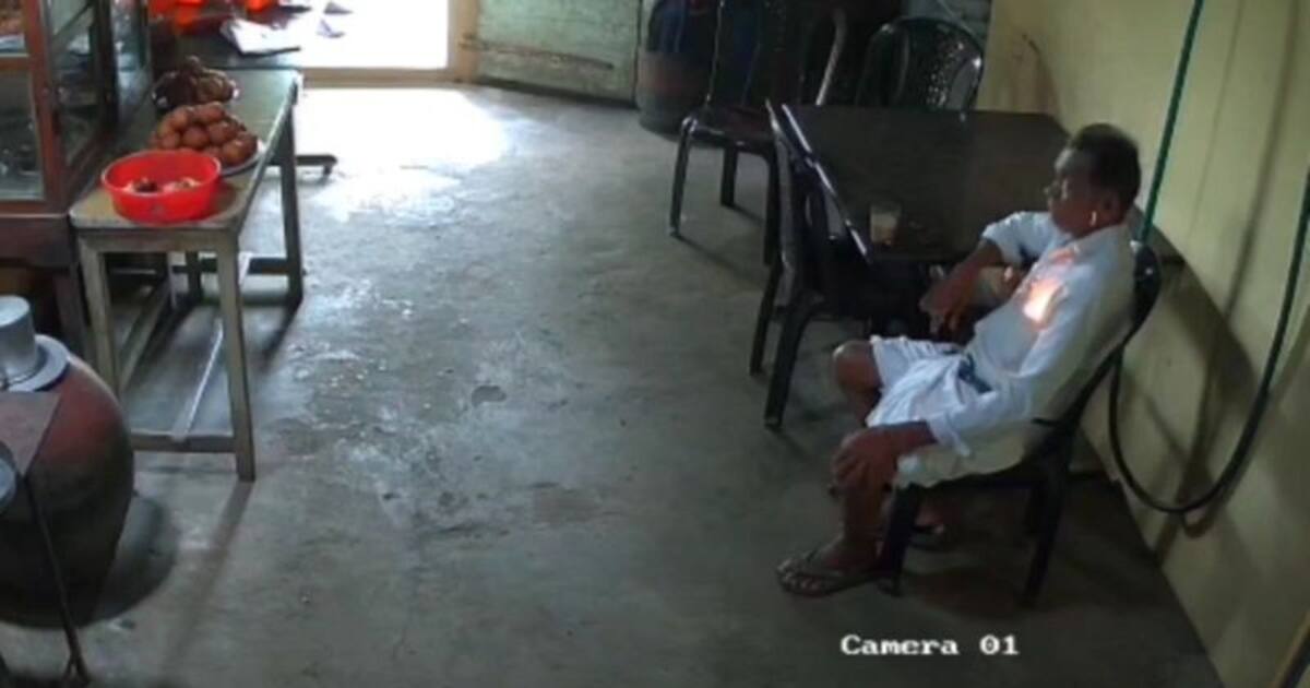 சட்டையில் வைத்திருந்த போது திடீரென தீப்பிடித்து எரிந்த செல்போன்; நூலிழையில் உயிர் தப்பிய முதியவர்