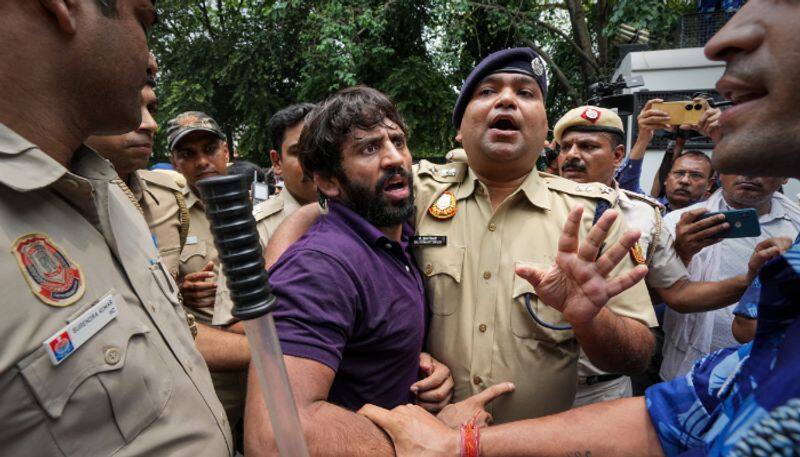 Protesting Wrestlers Denied and Dragged, Police Stopped  Wrestlers marching towards New Parliament MSV 