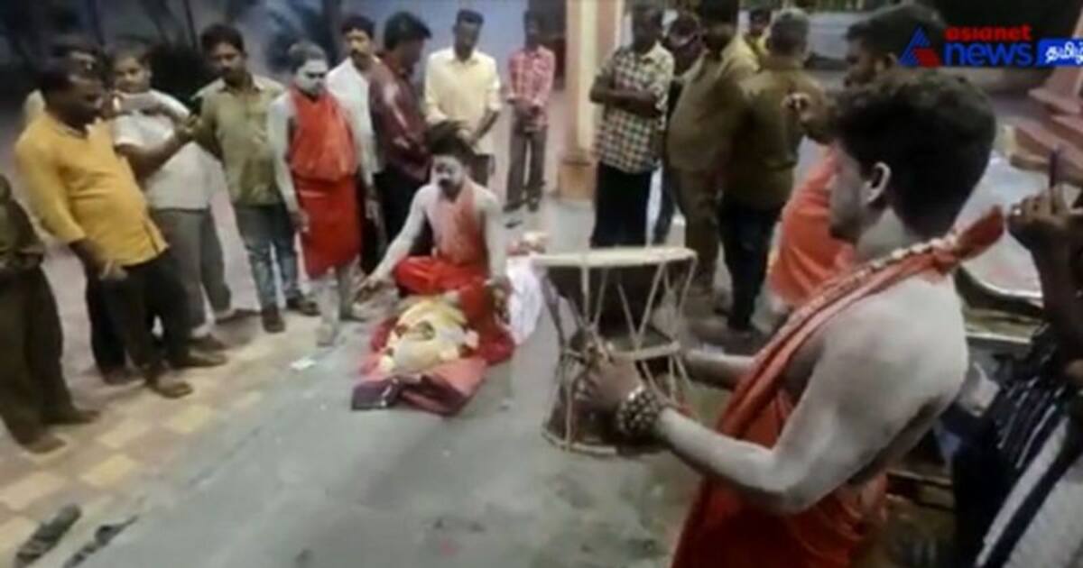Watch : நடுரோட்டில் பிணத்தின் மீது உட்கார்ந்து பூஜை செய்த அகோரி; மக்கள் அதிர்ச்சி!!