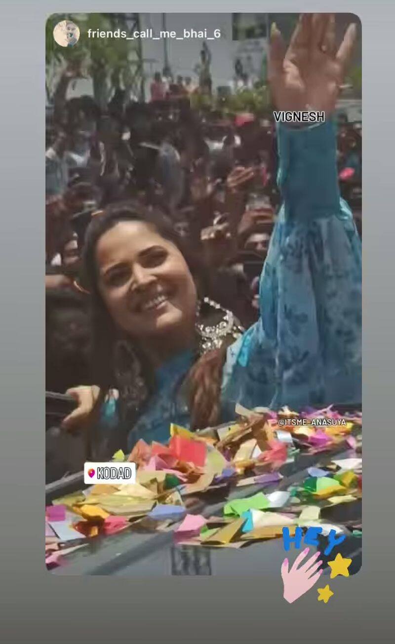 anchor anasuya craze heavy mob surrounded her car to see ksr 