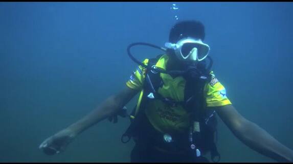 Deep sea swimmers congratulated the Chennai team by playing cricket in the deep sea Deep sea swimmers congratulated the Chennai team by playing cricket in the deep sea