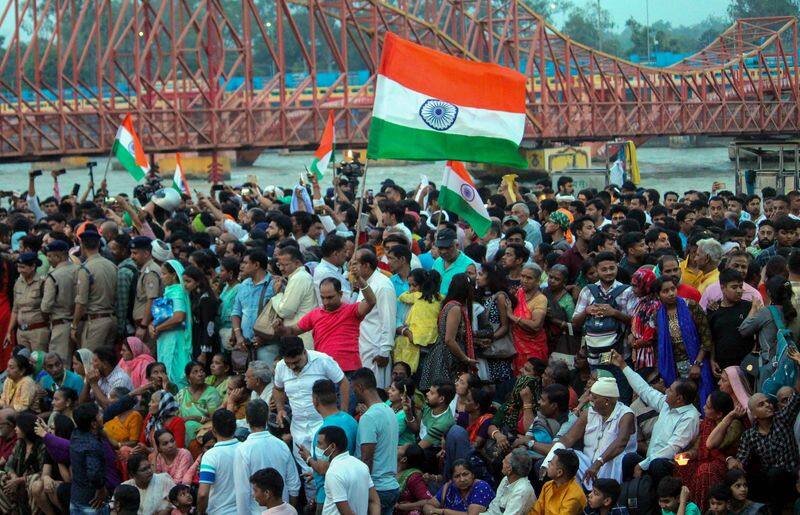 Wrestlers return without immersing medals in Ganga; Kejriwal says 'PM should shed arrogance' snt