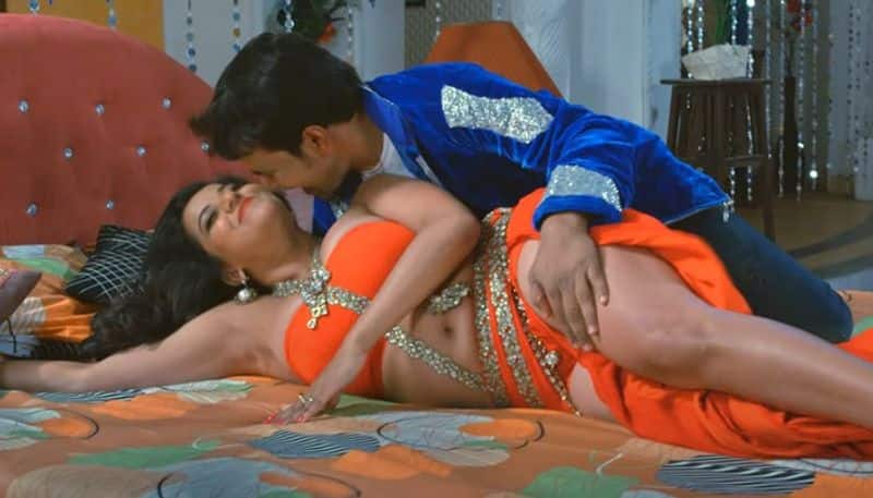 Monalisa SEXY video Bhojpuri actress Nirahua sexy dance moves in Hili Palang Ke Pal is a must watch RBA