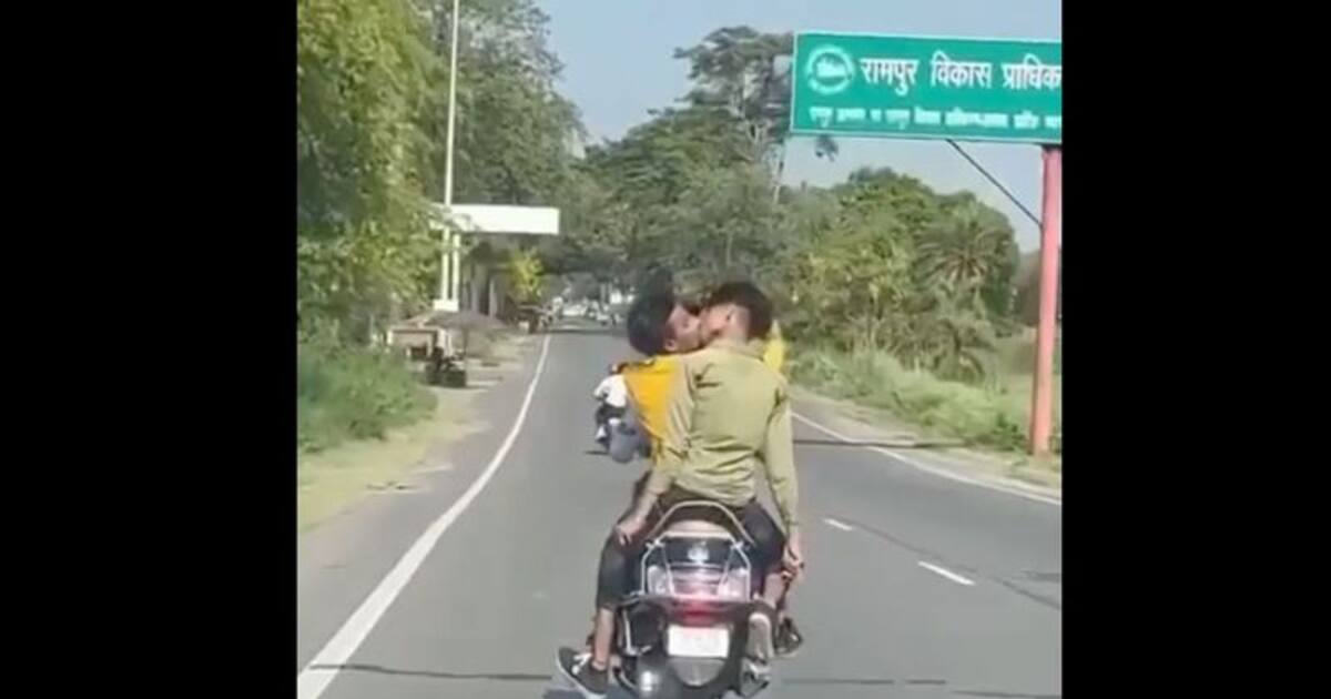 என்ன நடக்குது இங்க..? - உ.பி.இல் பையனும் பையனும் ஓடும் வண்டியில் லிக் லாக்! - தேடுதல் வேட்டையில் போலீஸ்!