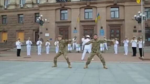 Russia Ukraine war Ukrainian soldiers performing on RRR movie Naatu Naatu is going viral sgk Russia Ukraine war Ukrainian soldiers performing on RRR movie Naatu Naatu is going viral sgk