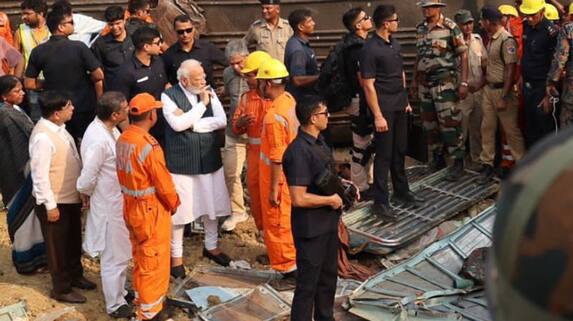 PM Modi Praises People Assisting In Relief Work At Odisha Train Crash Site krj PM Modi Praises People Assisting In Relief Work At Odisha Train Crash Site krj