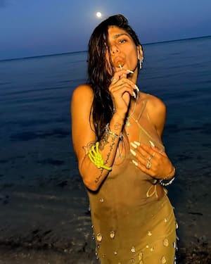 Naked Mia Khalifa In Beach - Mia Khalifa HOT Photos: Former porn star flaunts cleavage, curvy body in  sexy attires (PICTURES)