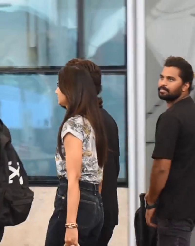 Allu Arjun and allu sneha at mumbai airport dtr