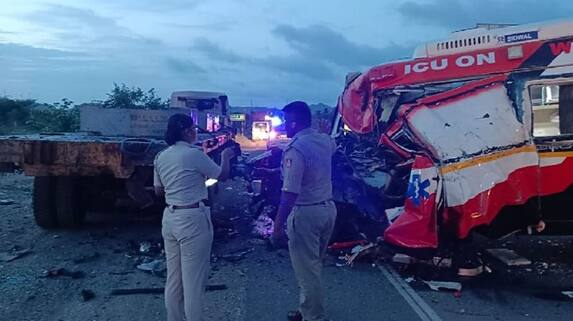 Chitradurga Ambulance carrying a dead body collides with a parked lorry at NH 48 Three died on spot akb Chitradurga Ambulance carrying a dead body collides with a parked lorry at NH 48 Three died on spot akb