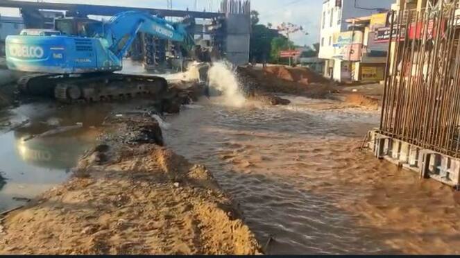 Athikadavu Pillur main drinking water pipe broken.. Crores of liters of water wasted
