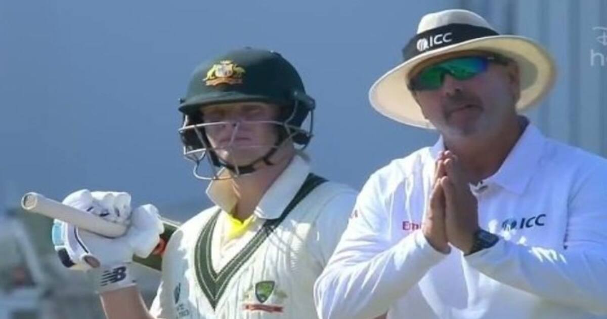 ஸ்மித்திற்காக ரசிகர்களை கையெடுத்து கும்பிட்ட நடுவர் ஒரு பக்கம்; நடுவரை இடித்த முகமது ஷமி ஒரு பக்கம்!