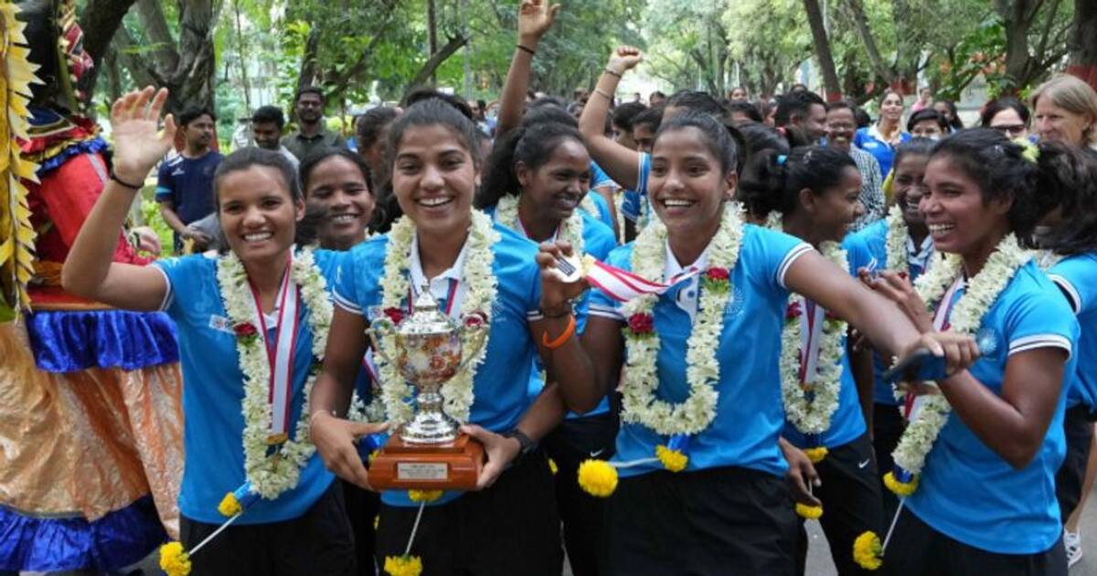 முதல் முறையாக மகளிர் ஜூனியர் ஆசிய கோப்பையை கைப்பற்றிய இந்திய ஹாக்கி அணிக்கு உற்சாக வரவேற்பு!