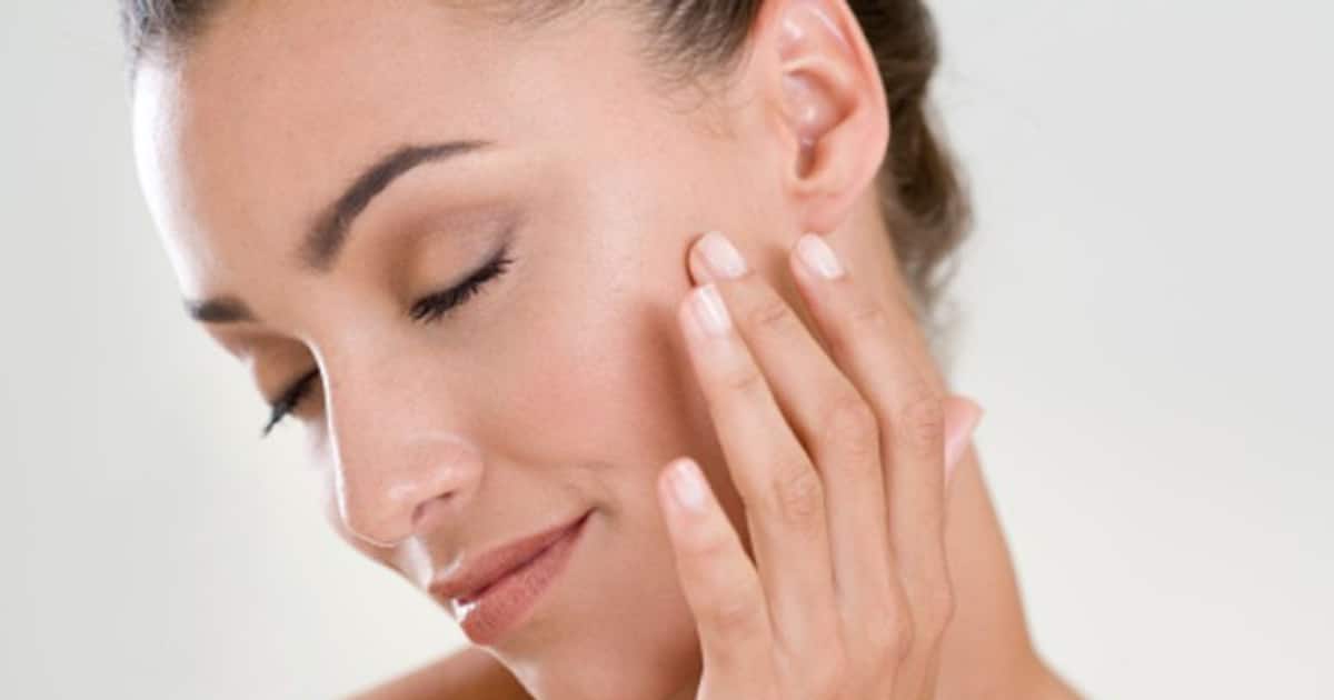 உங்கள் முகம் பளபளப்பாக இருக்க.. தேங்காய் தண்ணீரை இப்படி யூஸ் பண்ணுங்க..!