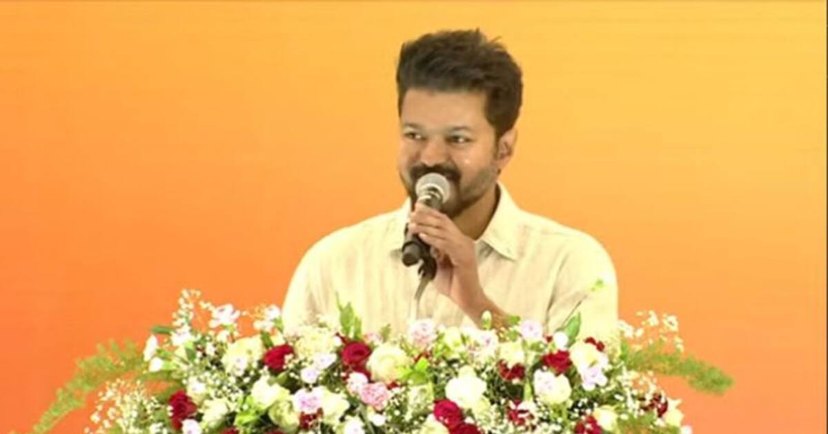 நேரலை ; மாணவர்களுக்கு விருது வழங்கும் விழா! - மேடையில் விஜய் பேசிவருகிறார்!