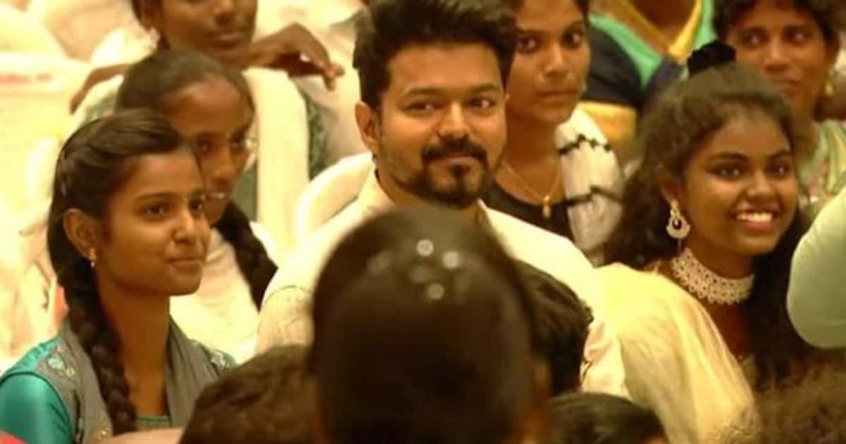  'விஜய் கல்வி விருது விழா' எளிமையாக வந்து மாணவர்கள் மத்தியில் அமர்ந்து கலகலப்பூட்டிய தளபதி!