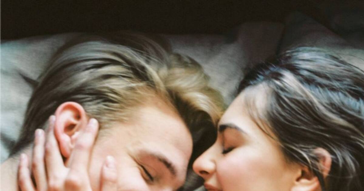 படுக்கையில் வெட்கப்படும் 5 ராசி ஆண்கள்...இதில் உங்க ராசி இருக்கா?