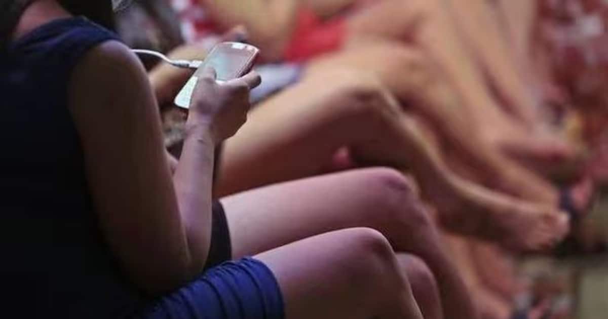 மசாஜ் சென்டரில் மஜாவாக நடந்த விபசாரம்.! அரை குறை ஆடைகளுடன் சிக்கிய பெண்கள்.! கல்லா கட்டிய பிசினஸ்க்கு ஆப்பு.!