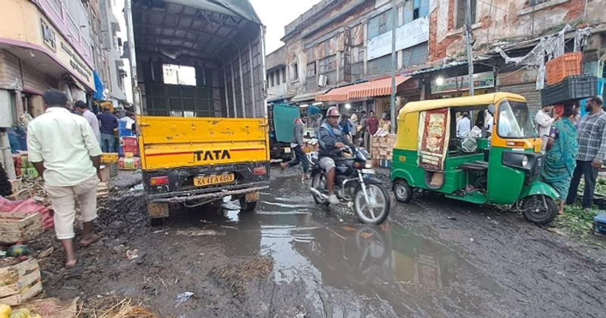 ಬೆಂಗಳೂರು: ಗಬ್ಬೆದ್ದು ನಾರುತ್ತಿರುವ ಕೆ.ಆರ್‌.ಮಾರ್ಕೆಟ್‌, ವ್ಯಾಪಾರಿಗಳು, ಗ್ರಾಹಕರ ಆಕ್ರೋಶ..!