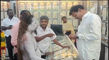 People there were surprised to see Nirvana Aghori at a jeweler's shop in Tenkasi district People there were surprised to see Nirvana Aghori at a jeweler's shop in Tenkasi district