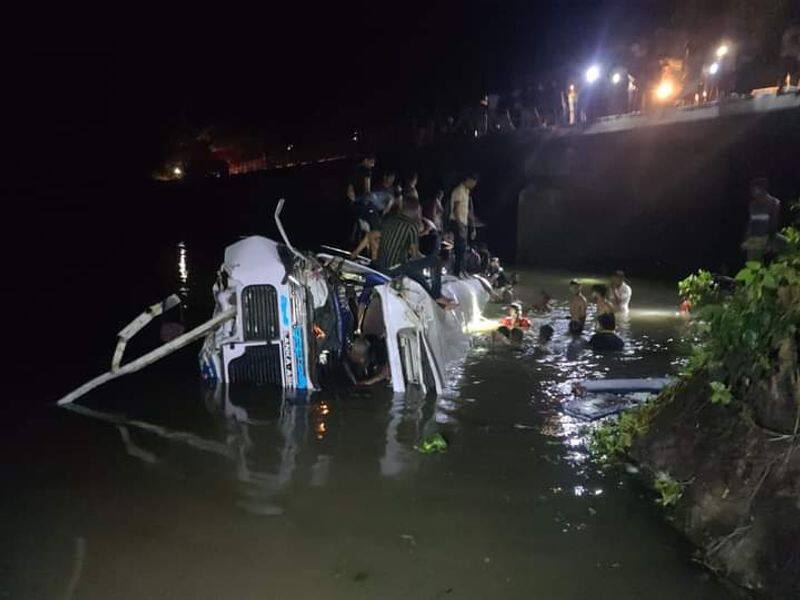 Bus plunges into river at Manampitiya - 10 killed, 40 injured