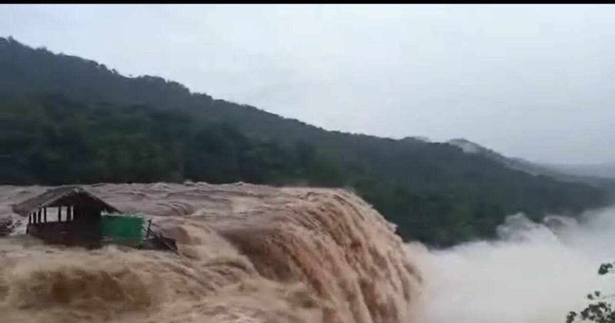 அதிரப்பள்ளி நீர்வீழ்ச்சியில் கடும் வெள்ளப்பெருக்கு; சுற்றுலாப் பயணிகளுக்கு தடை 