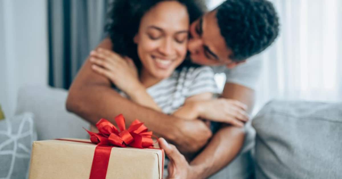 Here are 7 romantic ways to surprise your spouse on your anniversary