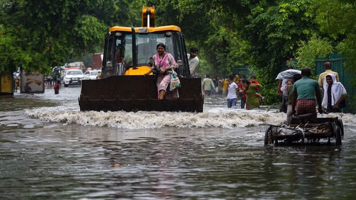 Delhi CM Kejriwal seeks Army's help as Yamuna water keeps city's roads flooded
