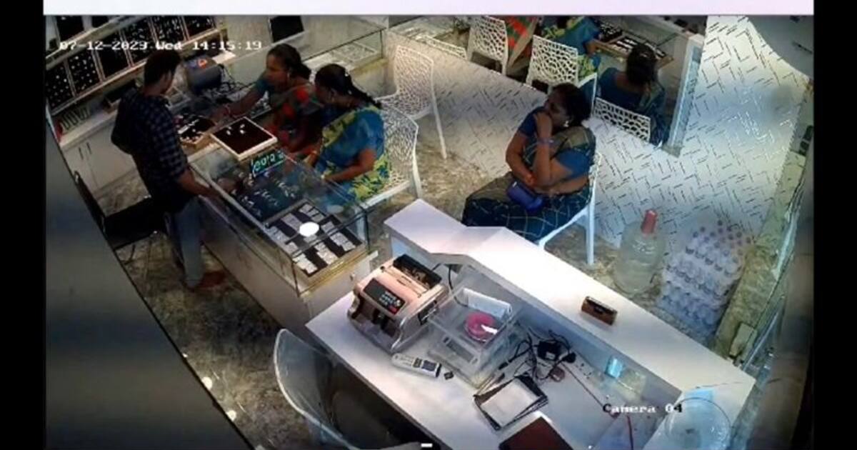 குடும்ப பெண்கள் போர்வையில் உலா வரும் நகை திருட்டு கும்பல்; வீடியோ வெளியிட்டு கடை உரிமையாளர் குமுறல்