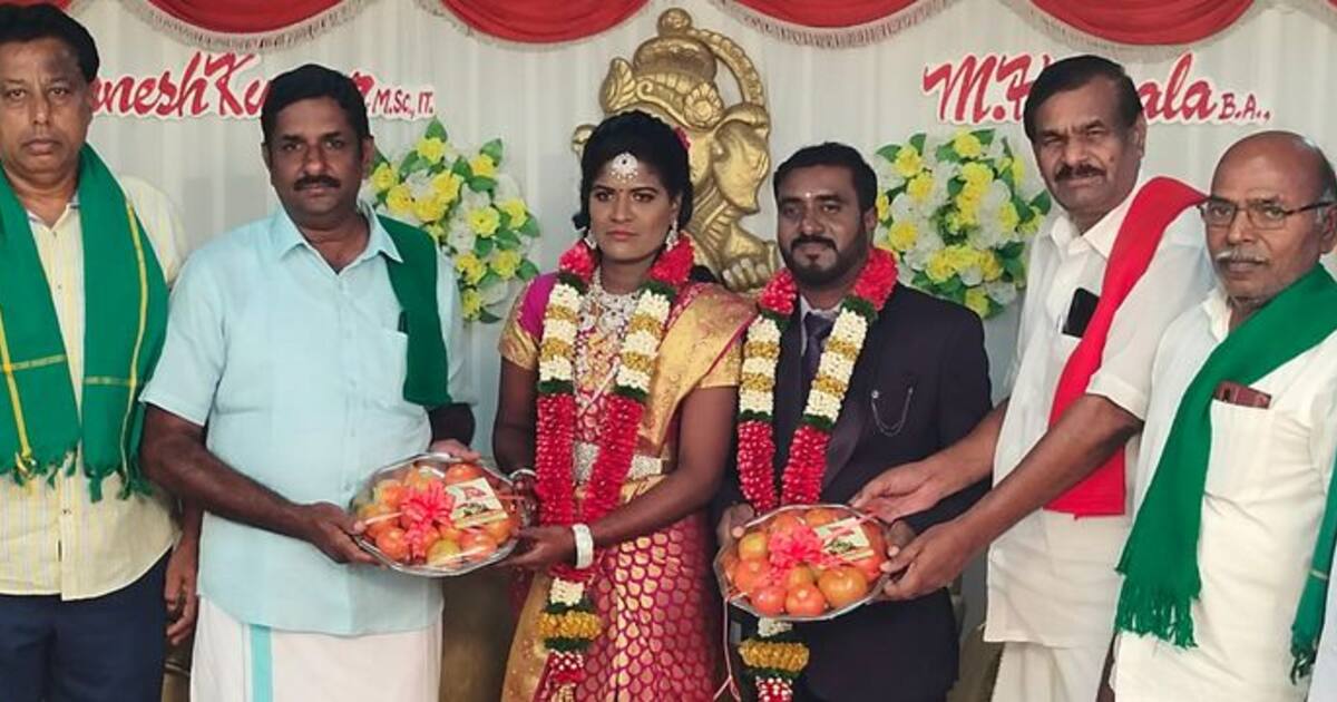 கோவையில் புதுமண தம்பதிக்கு தக்காளி, வெங்காயத்தை அன்பளிப்பாக வழங்கிய விவசாயிகள்